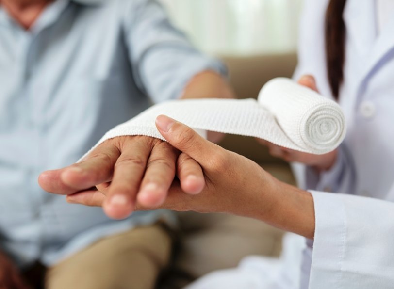 medico vendando la mano de un paciente