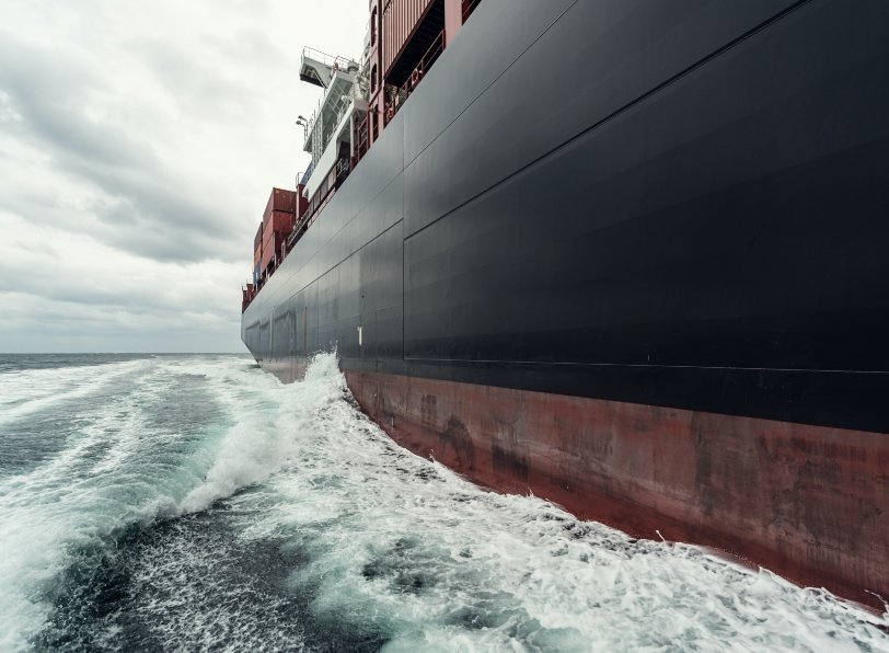 barco carguero navegando