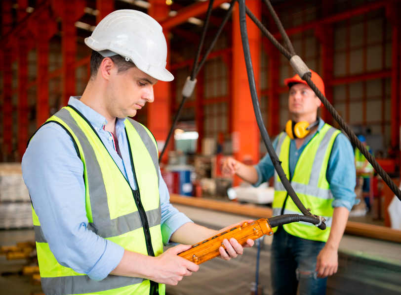 personas trabajando en una fabrica