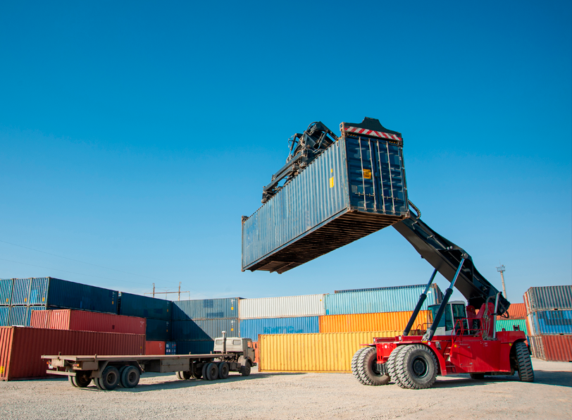grua transportando contenedor