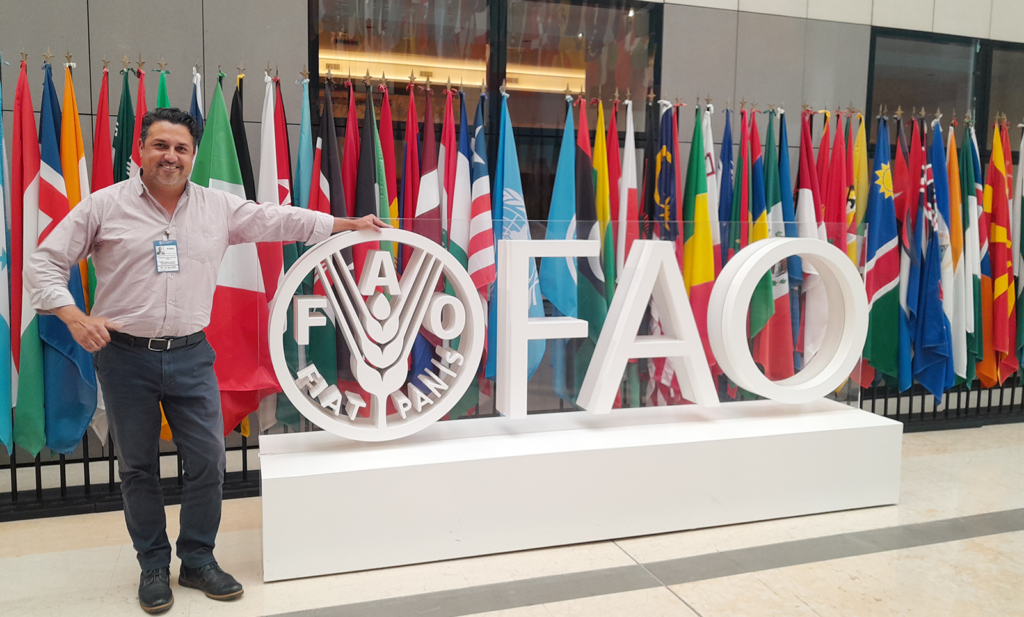 persona junto a logo de fao